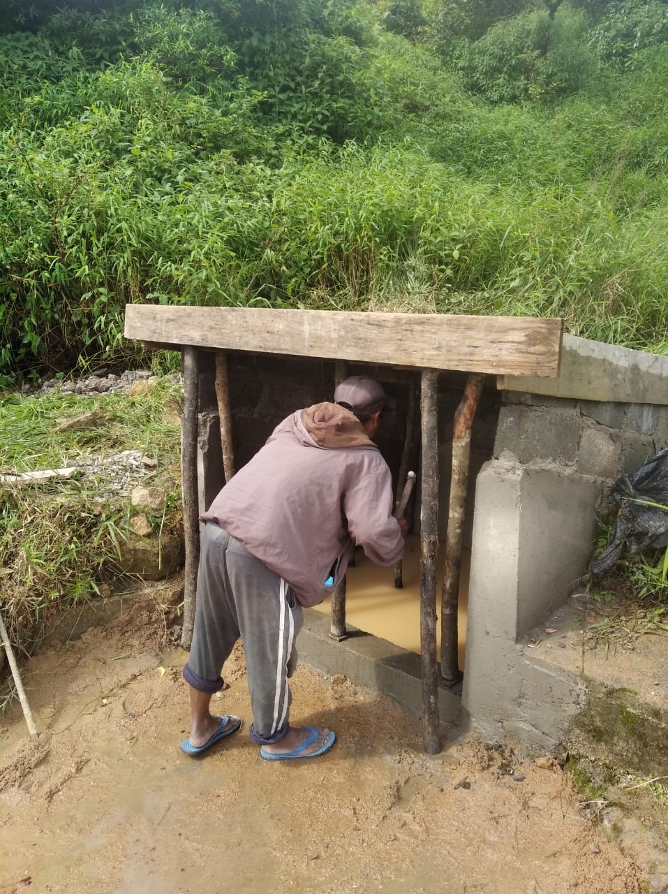 C:\Users\Marwein Family\Desktop\Pictures CLLMP\RANGTHONG\Spring chamber at Photsohphoh BD\during (2).jpg